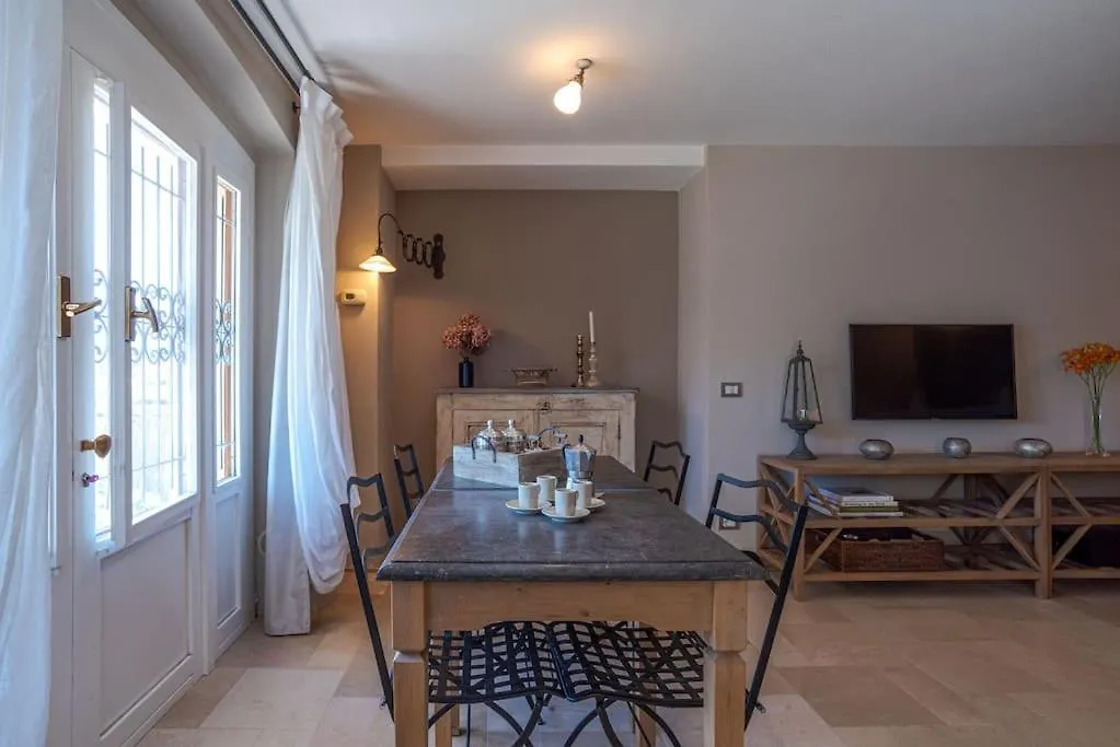 Suite In Villa Emilia- Amazing Lake View 切尔诺比奥 0*,  意大利